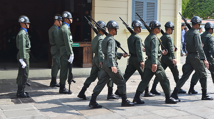 marching guards bangkok wat po