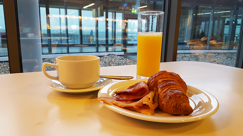 Lufthansa Business Class Lounge Frankfurt - Travel with Mia - Breakfast